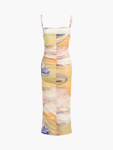 Gerafftes Midikleid aus granitfarbenem Netzstoff mit Batikmuster